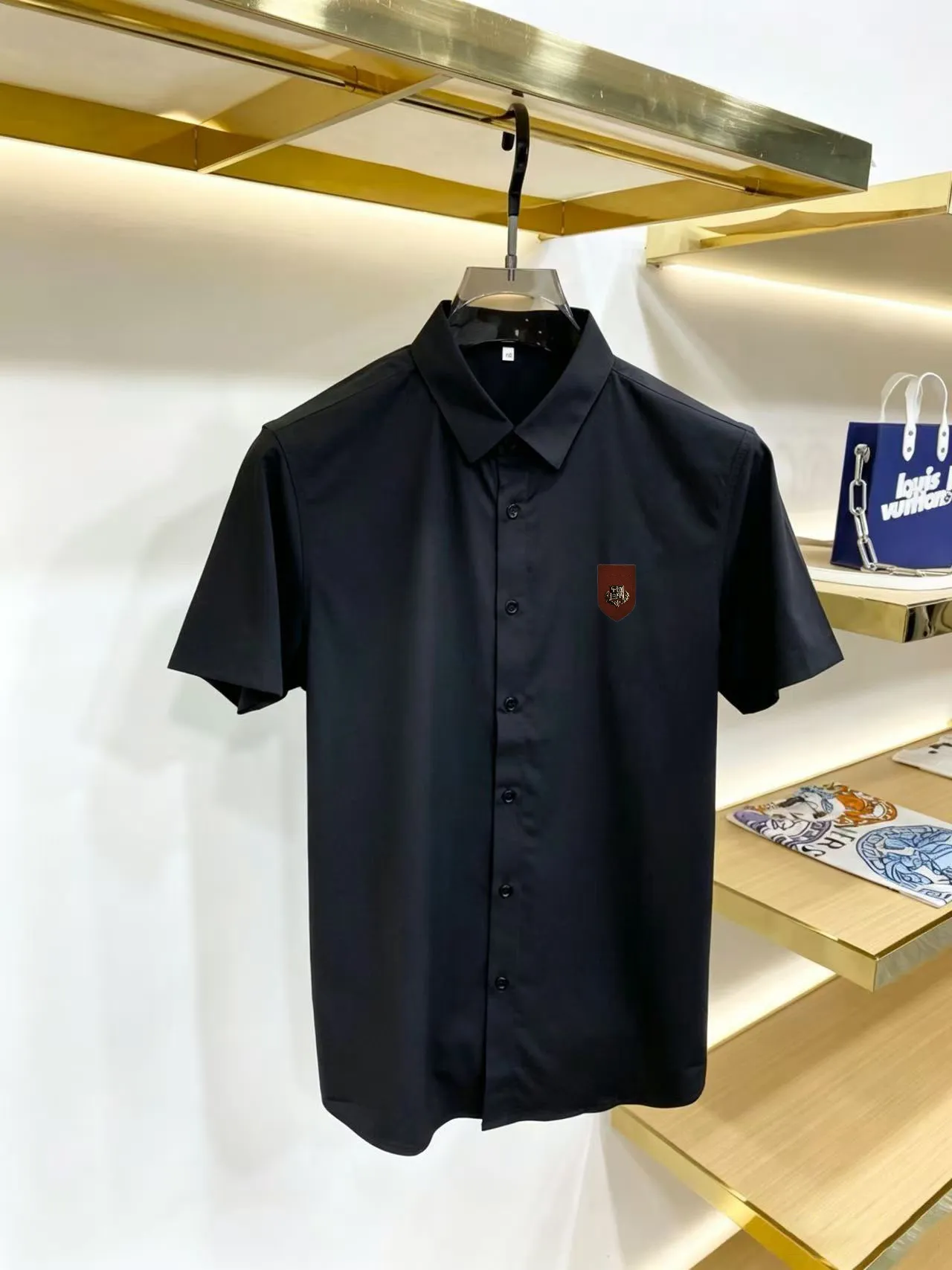 The latest series of short-sleeved shirts from LP's official website for spring and summer. They are made of high-quality premium European cotton fabrics, which are refreshing and breathable. They are quite wide and stylish, with exquisite stitching and three-dimensional shape. They always provide a very high wearing experience! The counter is slim-fitting and has an arc-shaped hem, giving you a relaxed and handsome look! Suitable for any occasion, it brings aura to any occasion, highly recommended👍 Normal Size: 39-44